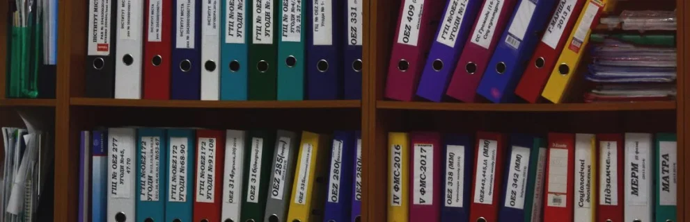 Bücherregal mit Ordnern zu Inkassofällen