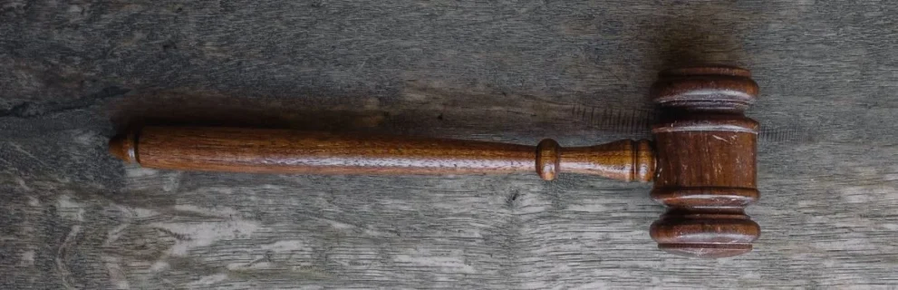 Gerichtshammer auf dem Tisch