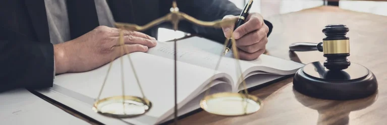 Ein Richter geht unterlagen durch