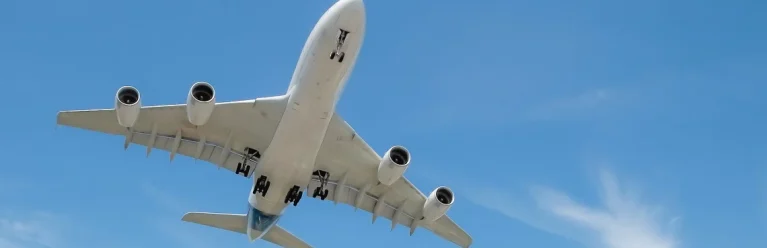 Weißes Flugzeug in der Luft. Ansicht von unten.