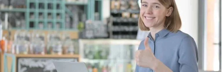 Forderungsmanagement stimmt! Zufriedene Ladenbesitzerin hat Zahlungseingang erhalten.