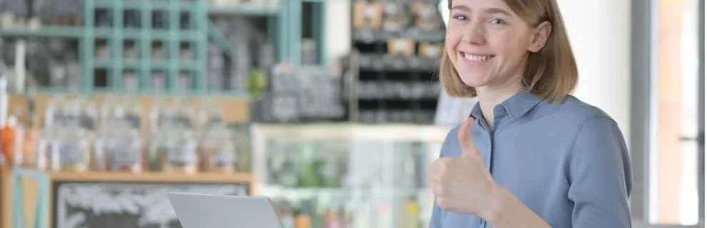 Forderungsmanagement stimmt! Zufriedene Ladenbesitzerin hat Zahlungseingang erhalten.
